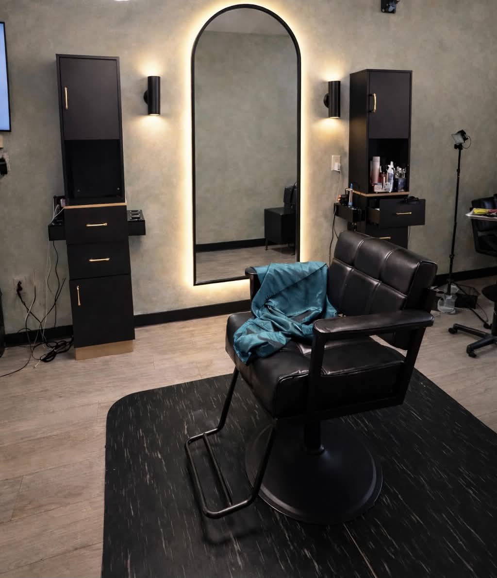 Private styling station with arched mirror